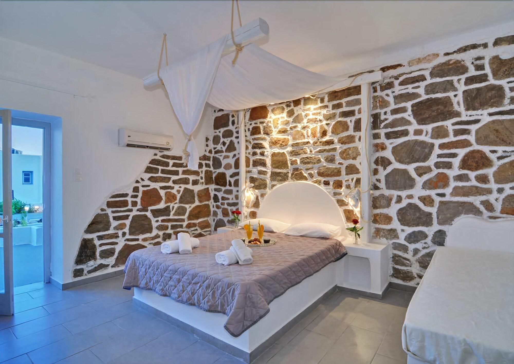 Hotel Adamas Exterior photo