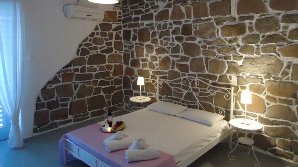 Hotel Adamas Exterior photo